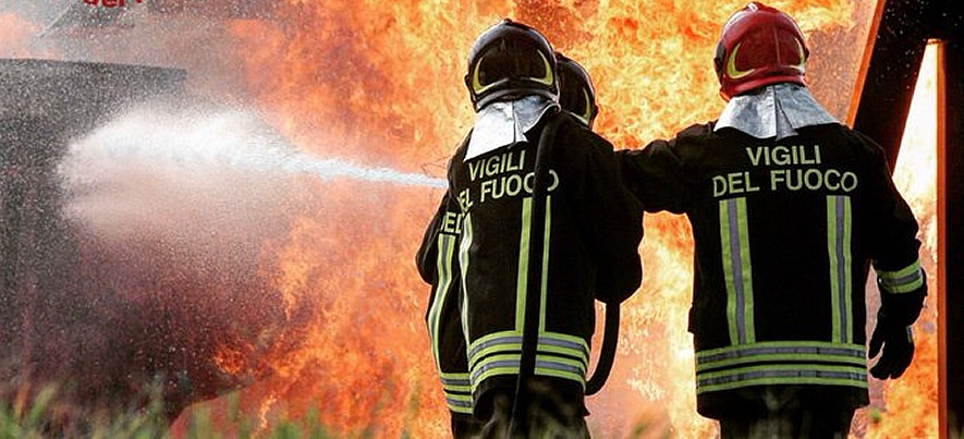 vigili_del_fuoco_domano_incendio_885x.jpg